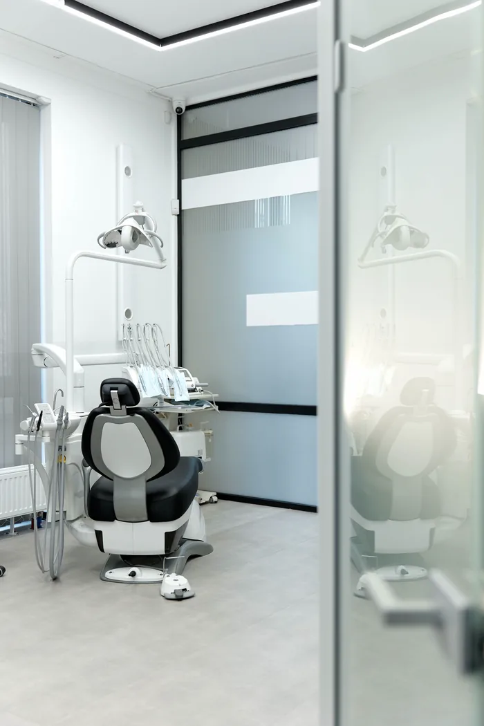 Orthodontic room of the ELITES clinic behind a glass partition