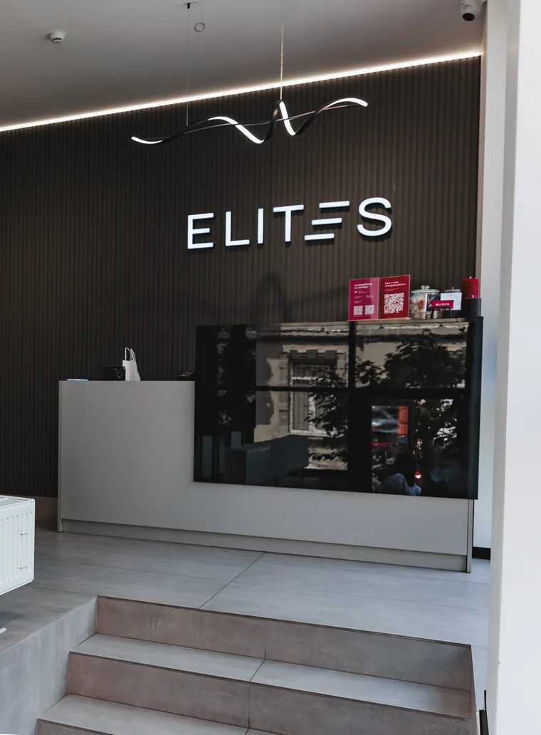 Reception of the ELITES clinic on Hazova Street in Lviv with an illuminated sign