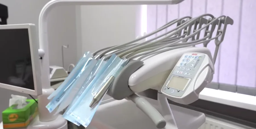 A dental unit with instruments in a treatment room of the ELITES clinic